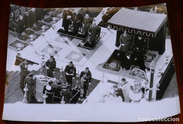 Militaria: FOTOGRAFIA DEL FUNERAL DE S.E. EL JEFE DEL ESTADO D. FRANCISCO FRANCO, PRESIDIDO POR LOS REYES DE ES
