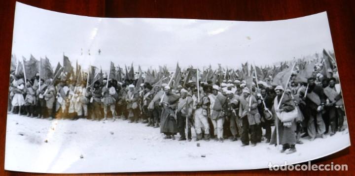 Militaria: FOTOGRAFIA DEL SAHARA ESPA&Ntilde;OL, VOLUNTARIOS MARROQUIES QUE PARTICIPAN EN LA MARCHA VERDE, ALINEADAS F