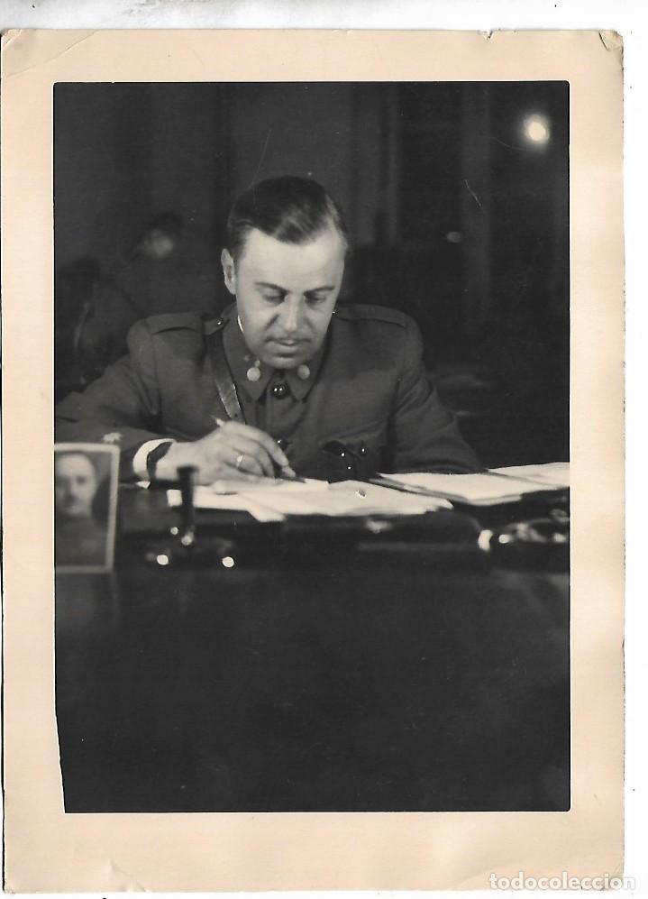 Militaria: E100- FOTOGRAF&Iacute;A ANTIGUA - COMANDANTE MILITAR DE ARTILLER&Iacute;A EN SU DESPACHO EN 1.948