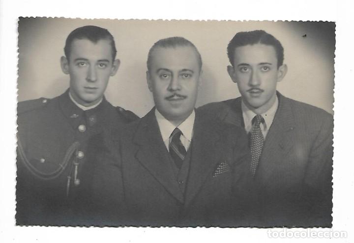 Military Antiques: E100- FOTOGRAF&Iacute;A ANTIGUA - PADRE E HIJO MILITARES EN FAMILIA - FOTO- AMIGO - DEL 23 - 1 - 1.948