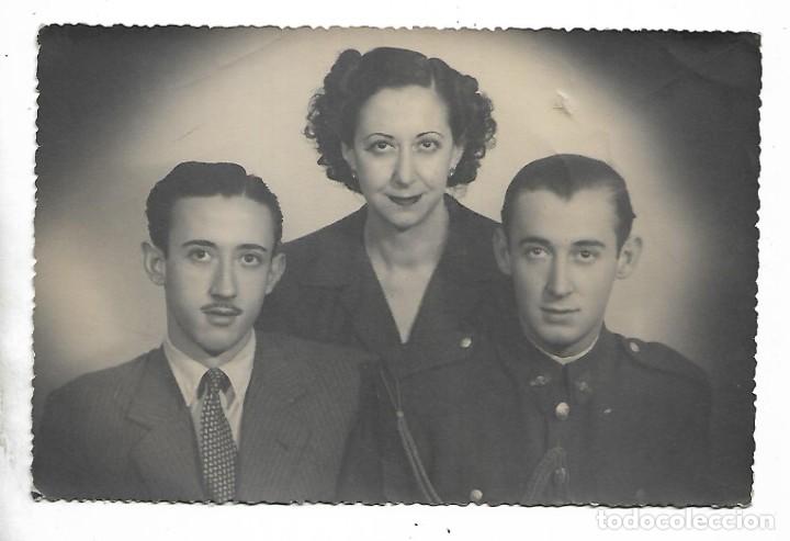 Military Antiques: E100- FOTOGRAF&Iacute;A ANTIGUA - MADRE E HIJO MILITAR EN FAMILIA - FOTO- AMIGO - DEL 23 - 1 - 1.948