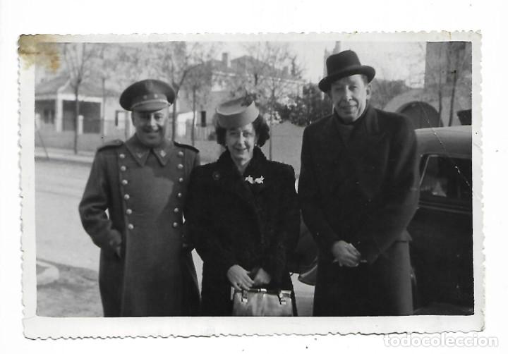 Military Antiques: E100- FOTOGRAF&Iacute;A ANTIGUA - MILITAR CON UNA PAREJA EL 27-12-1.946 - FOTO-VIVES-MAGALLANES-MADRID-