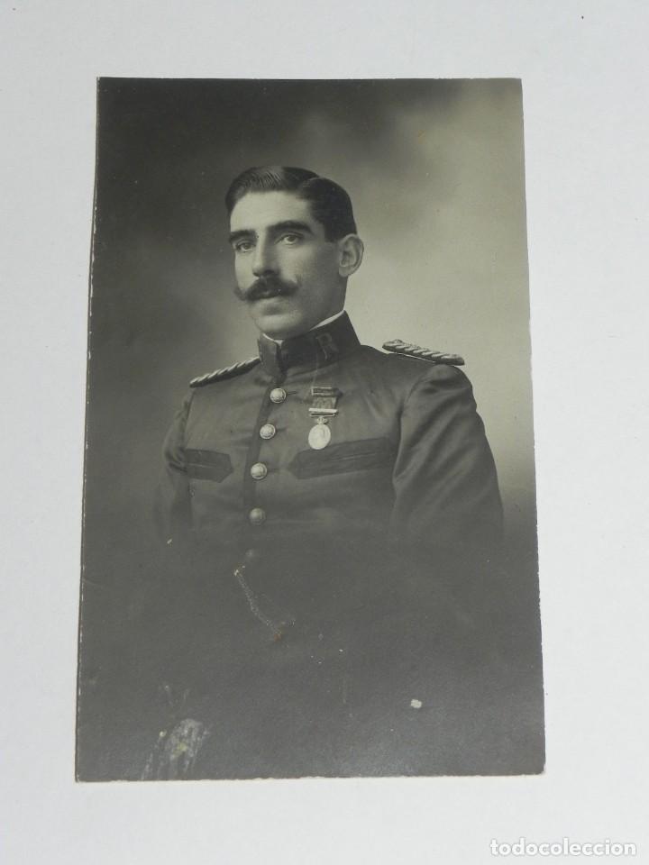 Militaria: FOTOGRAFIA DE OFICIAL CON MEDALLA DE LA CAMPA&Ntilde;A DEL RIF, FOTO MOLINA, CORDOBA, MIDE 10,5 X 6,3 CMS.