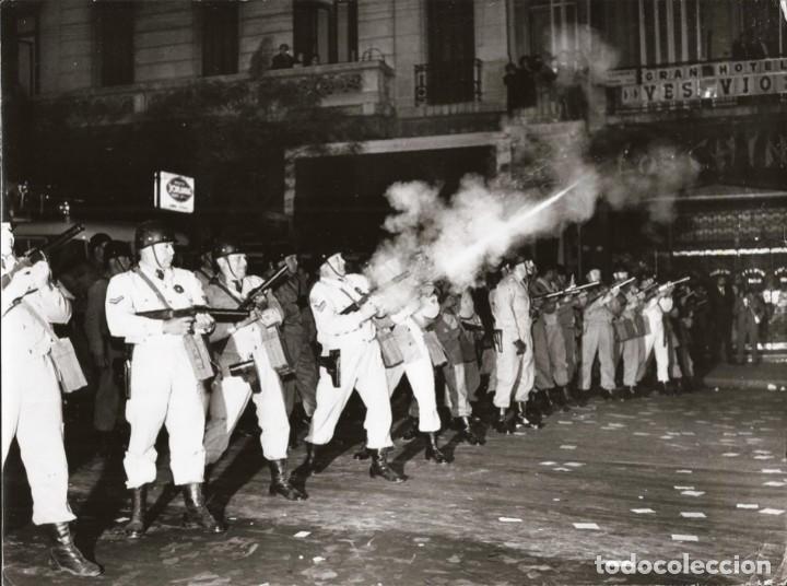 Militaria: 2126 Argentina POLICIA disparando gases lacrim&oacute;genos - Press Foto 24x18cm 1970'