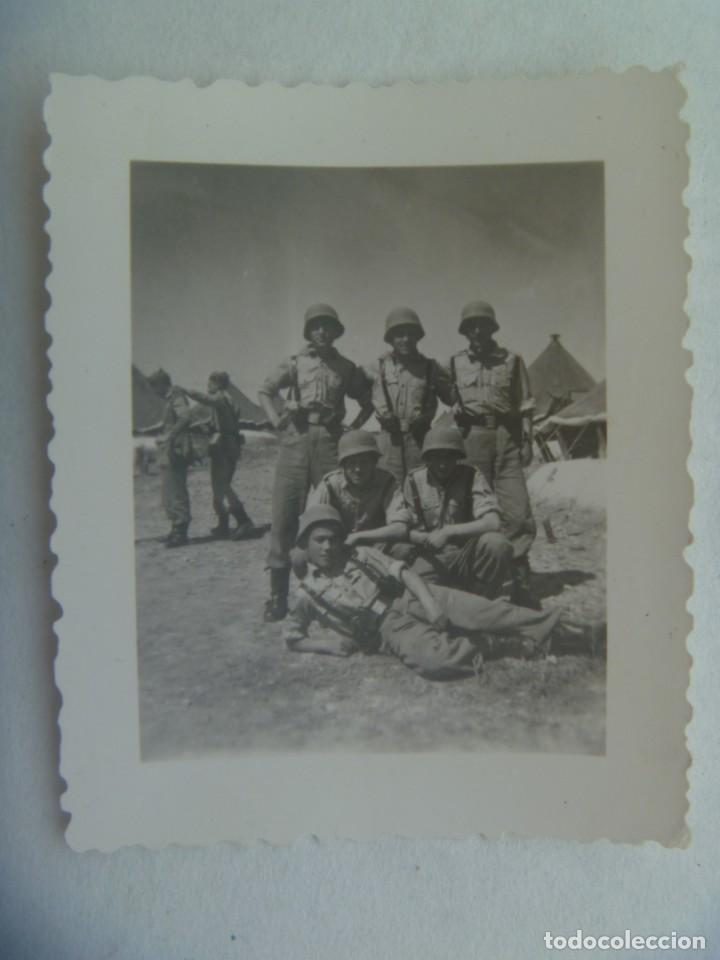 Militaria: FOTO DE MILITAR CON CASCO Z Y TIENDAS DE CAMPA&Ntilde;A , CAMPAMENTO