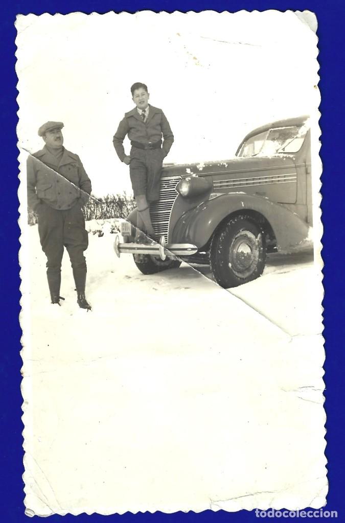 Militaria: antigua fotografia de dos soldados en un coche de epoca