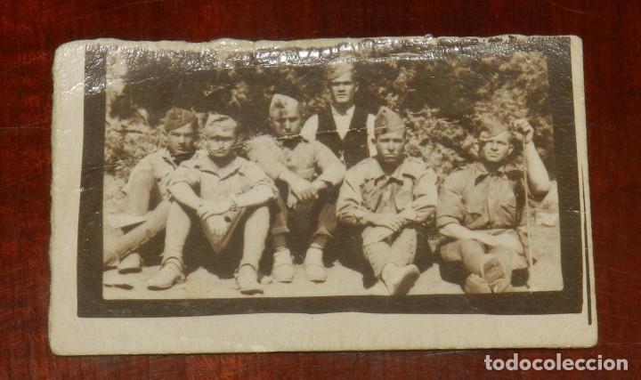 Militaria: FOTOGRAFIA DE SOLDADOS EN PLENA GUERRA CIVIL, EN ALGUNA GORRA SE VE EL SIMBOLO DE FALANGE, MIDE 7 X