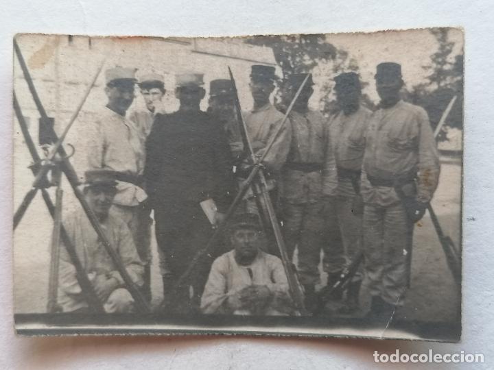 Militaria: PEQUE&Ntilde;A FOTOGRAFIA GRUPO DE MILITARES POSANDO, MEDIDAS 6,5 X 4,5 CM