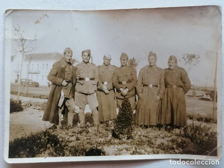Militaria: PEQUE&Ntilde;A FOTOGRAFIA GRUPO DE MILITARES POSANDO, MEDIDAS 8,5 X 6 CM