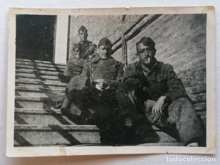 Militaria: PEQUE&Ntilde;A FOTOGRAFIA, TRES SOLDADOS POSANDO, MEDIDAS 9 X 6,5 CM