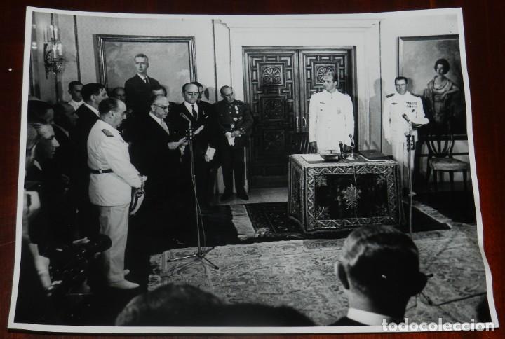 Militaria: FOTOGRAFIA DEL PRINCIPE DON JUAN CARLOS ACEPTANDO LA SUCESION A LA JEFATURA DEL ESTADO, FRANCO LE NO