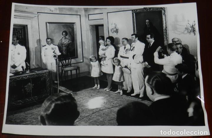 Militaria: FOTOGRAFIA DEL PRINCIPE DON JUAN CARLOS ACEPTANDO LA SUCESION A LA JEFATURA DEL ESTADO, FRANCO LE NO