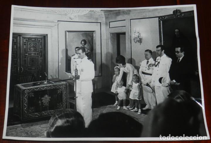Militaria: FOTOGRAFIA DEL PRINCIPE DON JUAN CARLOS ACEPTANDO LA SUCESION A LA JEFATURA DEL ESTADO, FRANCO LE NO