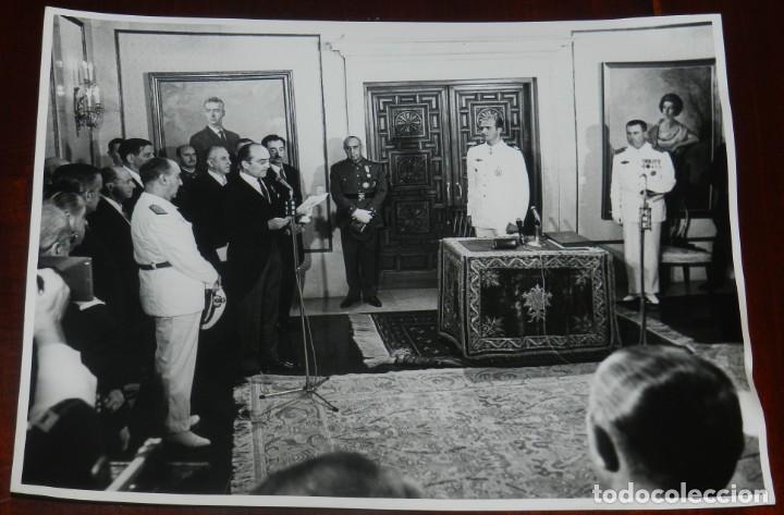 Militaria: FOTOGRAFIA DEL PRINCIPE DON JUAN CARLOS ACEPTANDO LA SUCESION A LA JEFATURA DEL ESTADO, FRANCO LE NO