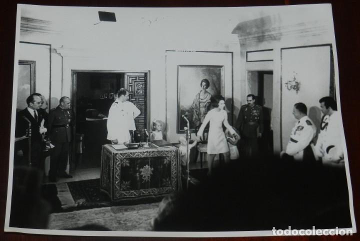 Militaria: FOTOGRAFIA DEL PRINCIPE DON JUAN CARLOS ACEPTANDO LA SUCESION A LA JEFATURA DEL ESTADO, FRANCO LE NO