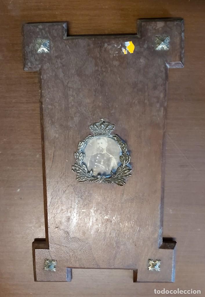 Militaria: Foto militar sobre distintivo de veterinaria, base de 30 x 17 cm