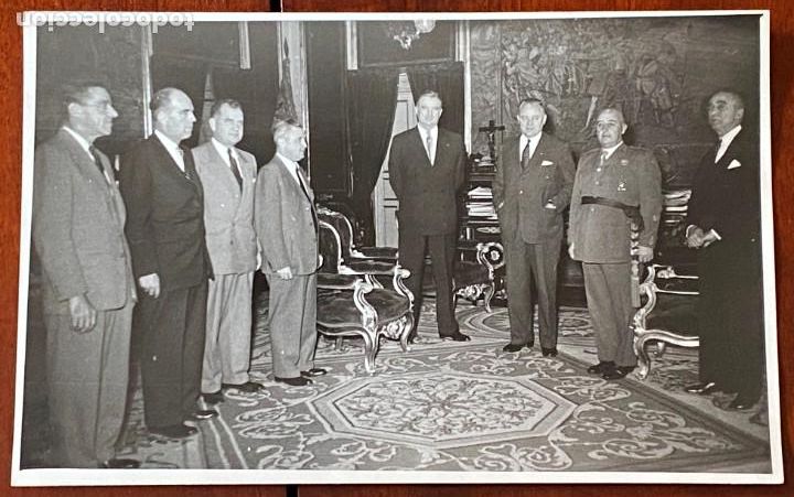 Militaria: FOTOGRAFIA DE FRANCISCO FRANCO RECIBIENDO AL EMBAJADOR DE ESTADOS UNIDOS Y SENADORES DE LOS PARTIDOS