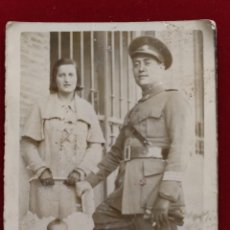 Militaria: ANTIGUA FOTO SOLDADO PUERTA MONCLOA CON LA FAMILIA, 17 FEBRERO 1939, 9 X 7 CM. Lote 340217678