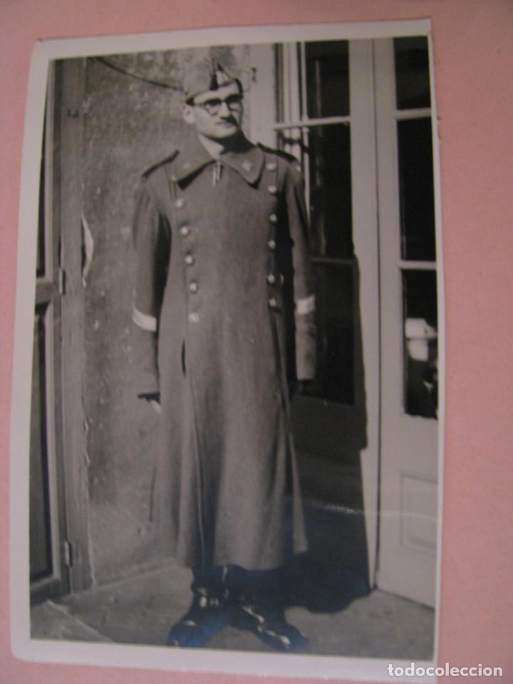 Militaria: FOTOGRAFIA DE UN MILITAR. 10X6,5 CM. 1948.
