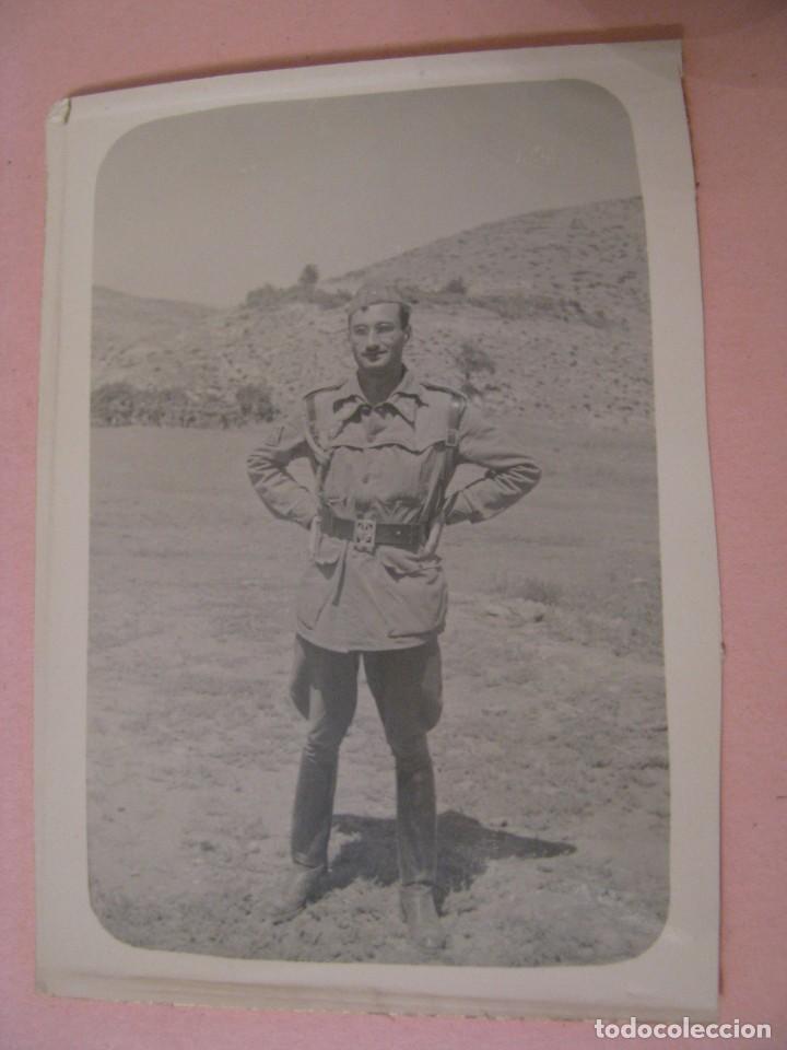 Militaria: FOTOGRAFIA DE UN MILITAR. 9X6,5 CM. 1948.