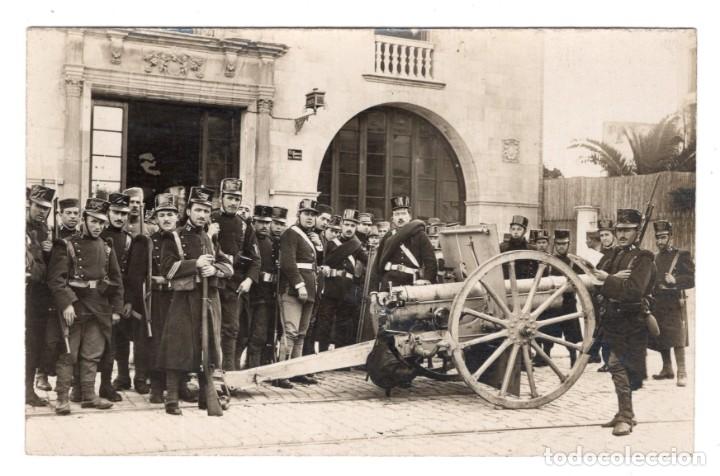 Militaria: Militares con Ca&ntilde;on. Cartel de Bomberos. Tel&eacute;fono 3000A