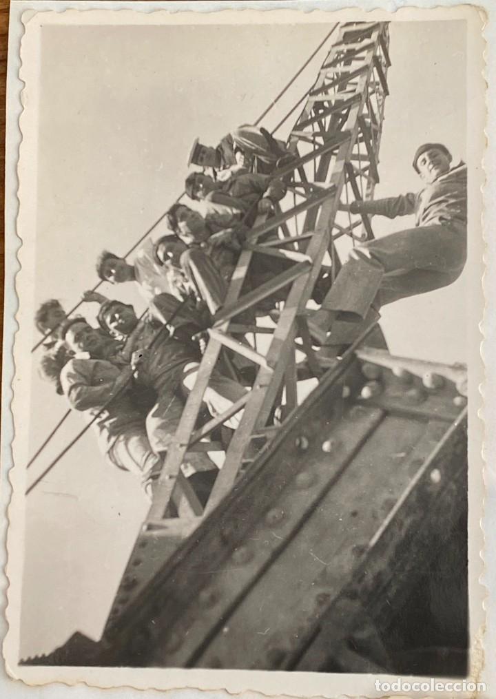 Military Antiques: FOTOGRAFIA DE MARINEROS EN LA GRUA DE LA CARRACA, ARMADA ESPA&Ntilde;OLA, MIDE 8,5 X 5,8 CMS.