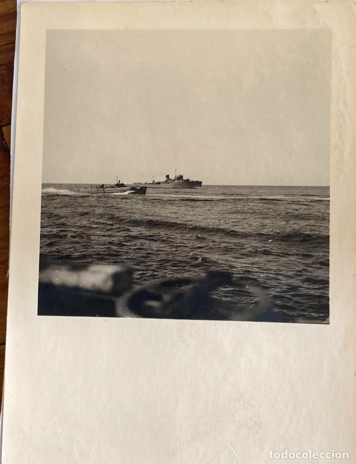 Military Antiques: FOTOGRAFIA DE LANCHAS NAVEGANDO CON EL DRAGAMINAS BIDASOA AL FONDO, A&Ntilde;O 1952, MIDE 9,5 X 6 CMS.