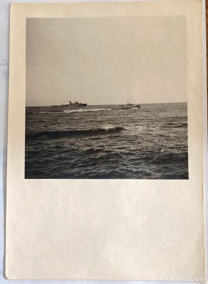 Military Antiques: FOTOGRAFIA DE LANCHAS NAVEGANDO CON EL DRAGAMINAS BIDASOA AL FONDO, A&Ntilde;O 1952, MIDE 9,5 X 6 CMS.