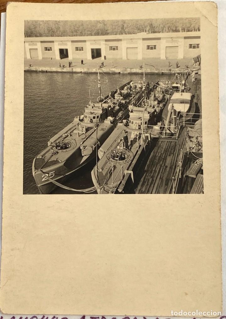 Military Antiques: FOTOGRAFIA DE LANCHAS ATRACADAS AL CALVO SOTELO EN ALMERIA, A&Ntilde;O 1952, MIDE 9,5 X 6,2 CMS.