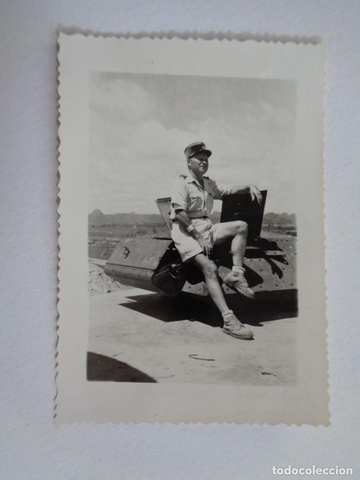 Military Antiques: FOTO DE UN MILITAR FRANCES CON QUEPIS Y PANTALON CORTO ( DE LA FRANCIA COLONIAL ) Y VEHICULO RARO