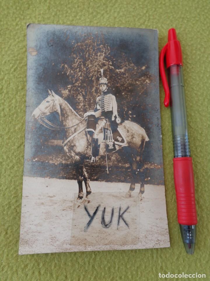 Militaria: BONITA POSTAL FOTOGRAFICA DEL REY ALFONSO XIII A CABALLO CON UNIFORME DE LOS HUSARES DE PAVIA