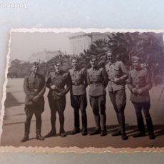Militaria: FOTO SOLDADOS ESPAÑOLES EN EL AÑO 1942 CON INFORMACIÓN Y NOMBRES EN LA PARTE POSTERIOR. Lote 349032134
