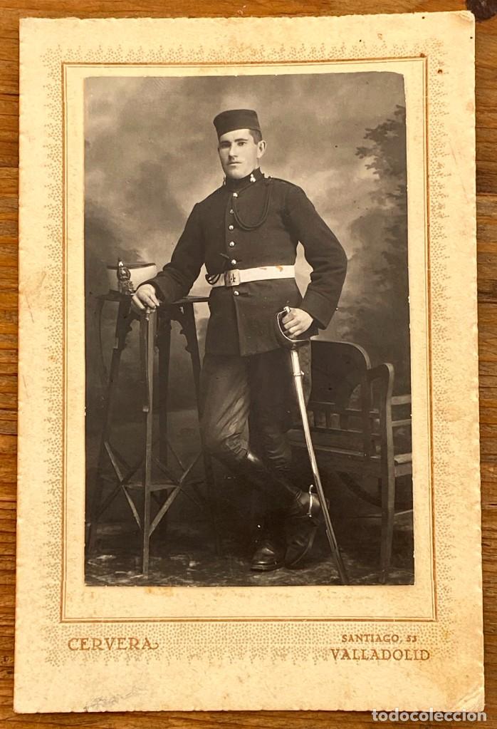 Militaria: FOTOGRAFIA DE MILITAR DEL REGIMIENTO NUMERO 14 DE ARTILLERIA A CABALLO, CON GORRO ROS Y SABLE, FOTO