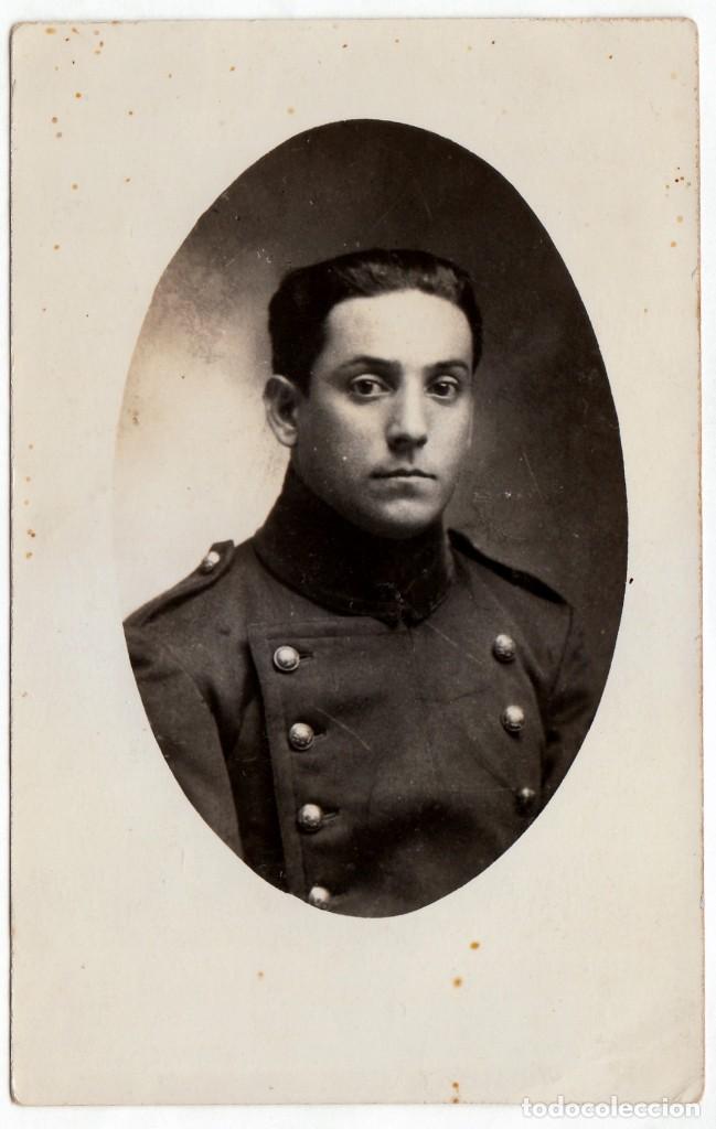 Militaria: Antigua fotograf&iacute;a. Joven militar del Ejercito Espa&ntilde;ol con casaca. A&ntilde;os 10-20. aa