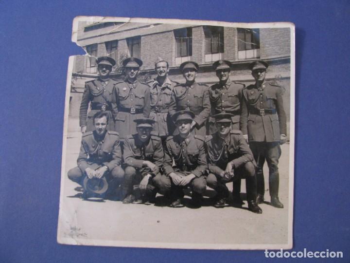 Militaria: FOTO DE MILITARES. 12X12 CM. NO HAY DATOS. DESPERFECTOS.