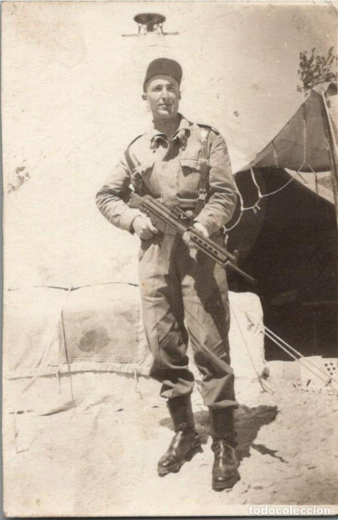 Militaria: Haciendo guardia - 04.03.1963 - Peque&ntilde;a Fotograf&iacute;a - 90x59mm