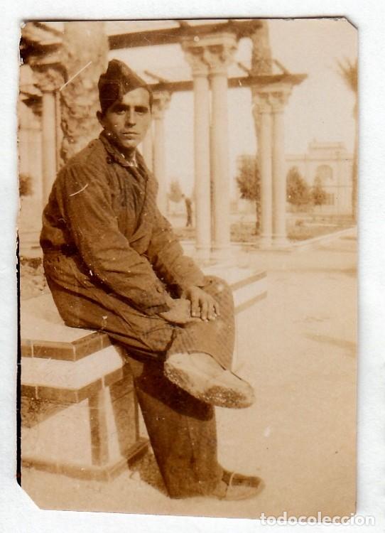 Militaria: Bonita foto. Joven militar uniformado. Ej&eacute;rcito Espa&ntilde;ol en paisaje con columnas. A&ntilde;os 20 aa