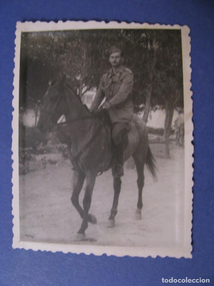 Militaria: FOTOGRAFIA DE UN MILITAR. 8,5X6,5 CM. 1948.