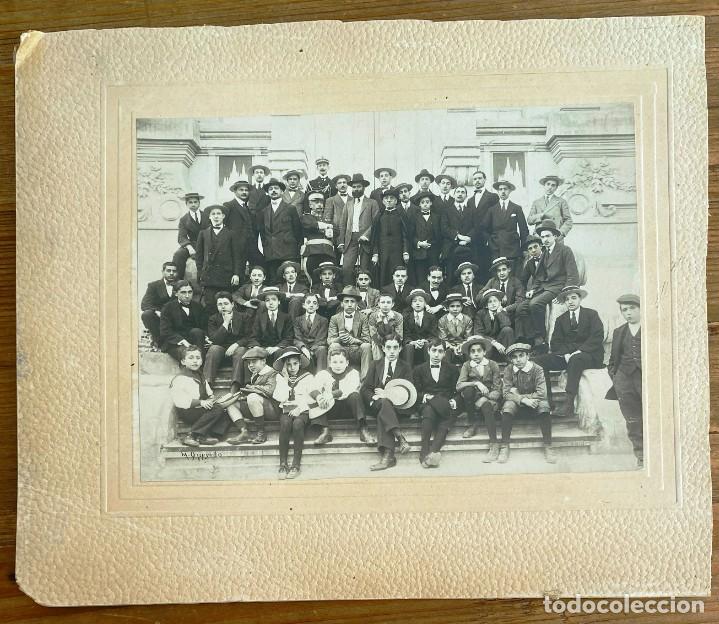 Militaria: FOTOGRAFIA DE OFICIAL DE ESTADO MAYOR Y DE INFANTERIA DE MARINA CON GRUPO DE ESCOLARES, FOTO M. QUEV