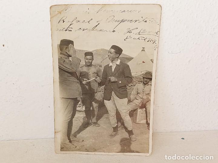 Militaria: ANTIGUA FOTOGRAFIA SOLDADO REGIMIENTO 20 ENTREGA MISIVA A COMANDANTE EL BATEL MARRUECOS A&Ntilde;O 1912