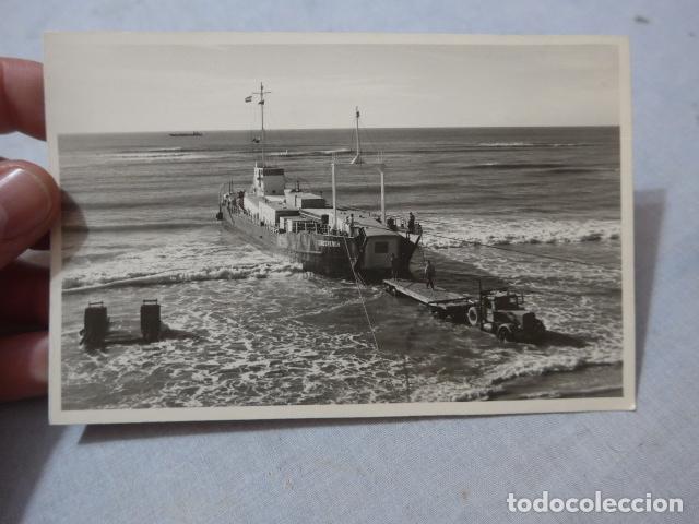 Militaria: * Antigua fotografia del desembarco material americano en Espa&ntilde;a, 1962, playa. ZX