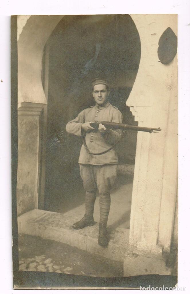Militaria: 1900/30&acute;s. ca. ANTIGUA FOTOGRAF&Iacute;A DE UN SOLDADO ESPA&Ntilde;OL EN MARRUECOS DE UNIFORME Y ARMADO