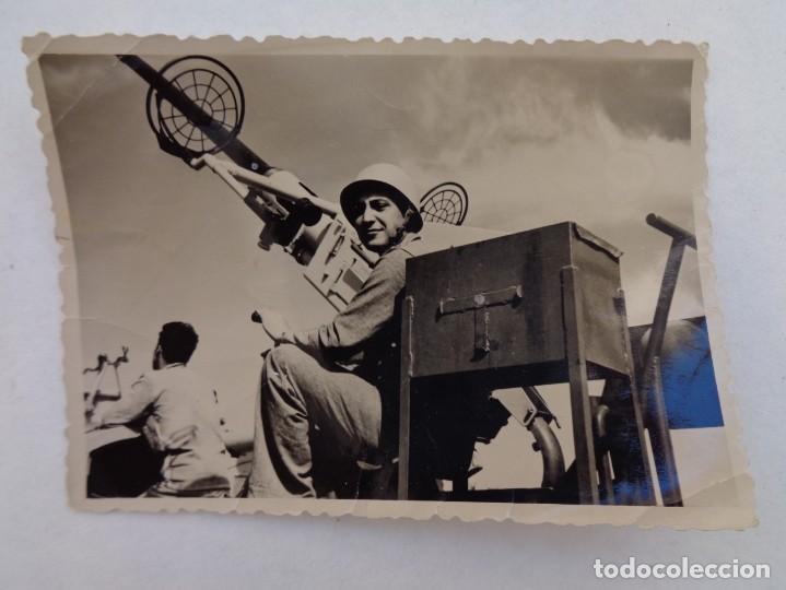 Militaria: FOTO DE MILITAR CON CASCO Y AMETRALLADORA ANTIAEREA