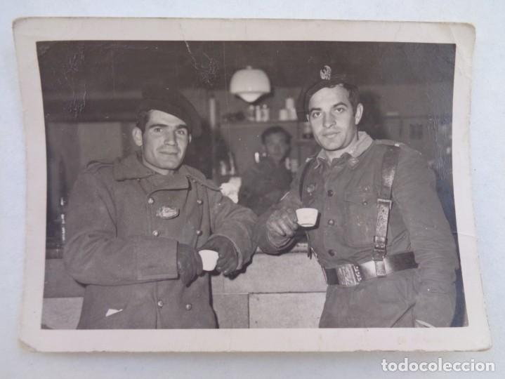 Militaria: FOTO DE MILITARES DE LA DIVISION ACORAZADA, CARROS , EN LA CANTINA. CON BOINA Y PLACA . 1967
