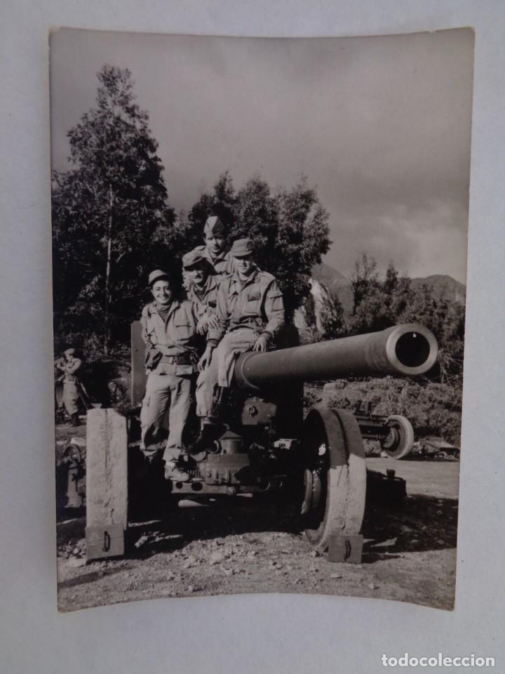 Militaria: FOTO DE MILITARES CON ROPA DE CAMPA&Ntilde;A POSANDO SOBRE UN CA&Ntilde;ON, PIEZA DE ARTILLERIA