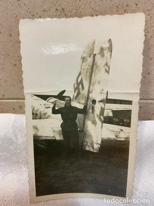 Militaria: 71.- Fotograf&iacute;a piloto de la R.A.F junto a Junkers capturado a nazis