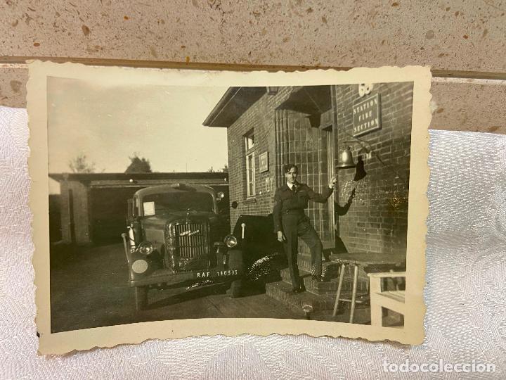 Militaria: 71.- Fotograf&iacute;a Sargento del cuerpo de bomberos de la RAF. Opel Blitz