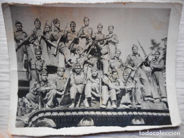 Militaria: ANTIGUA FOTOGRAFIA GRUPO DE MILITARES SOBRE UN TANQUE.