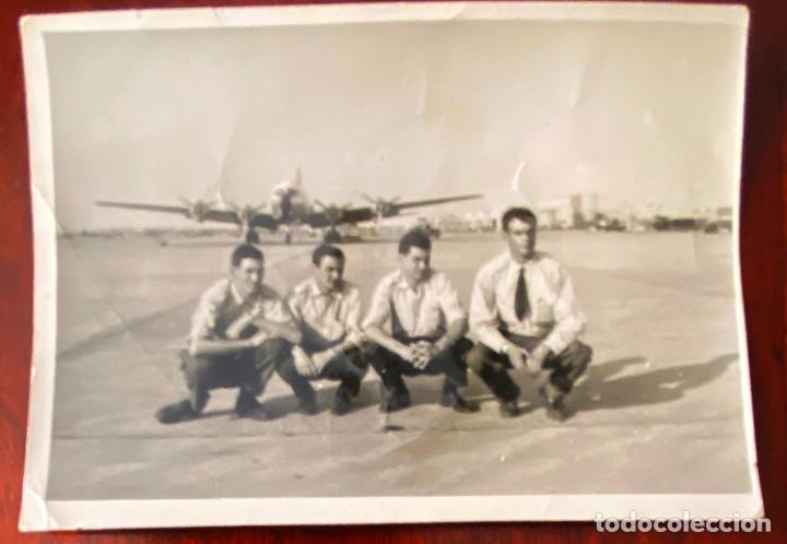 Militaria: FOTOGRAFIA DE GRUPO DE AVIADORES, A&Ntilde;OS 60, AVIACION, AVION, MIDE 10,5 X 7,5 CMS.