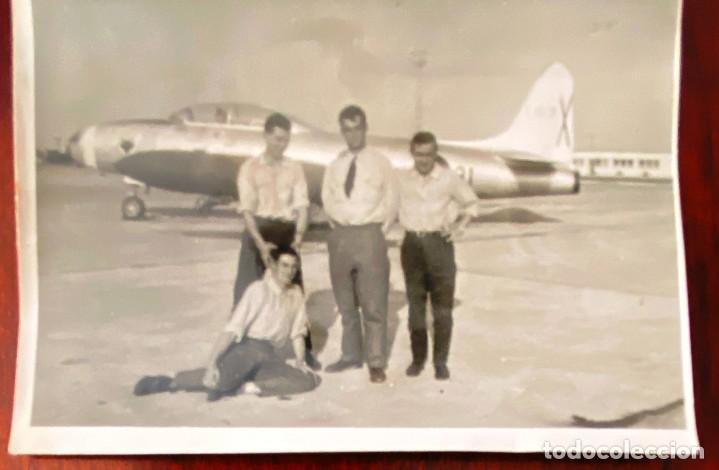 Militaria: FOTOGRAFIA DE GRUPO DE AVIADORES, A&Ntilde;OS 60, AVIACION, AVION, MIDE 10,5 X 7,5 CMS.